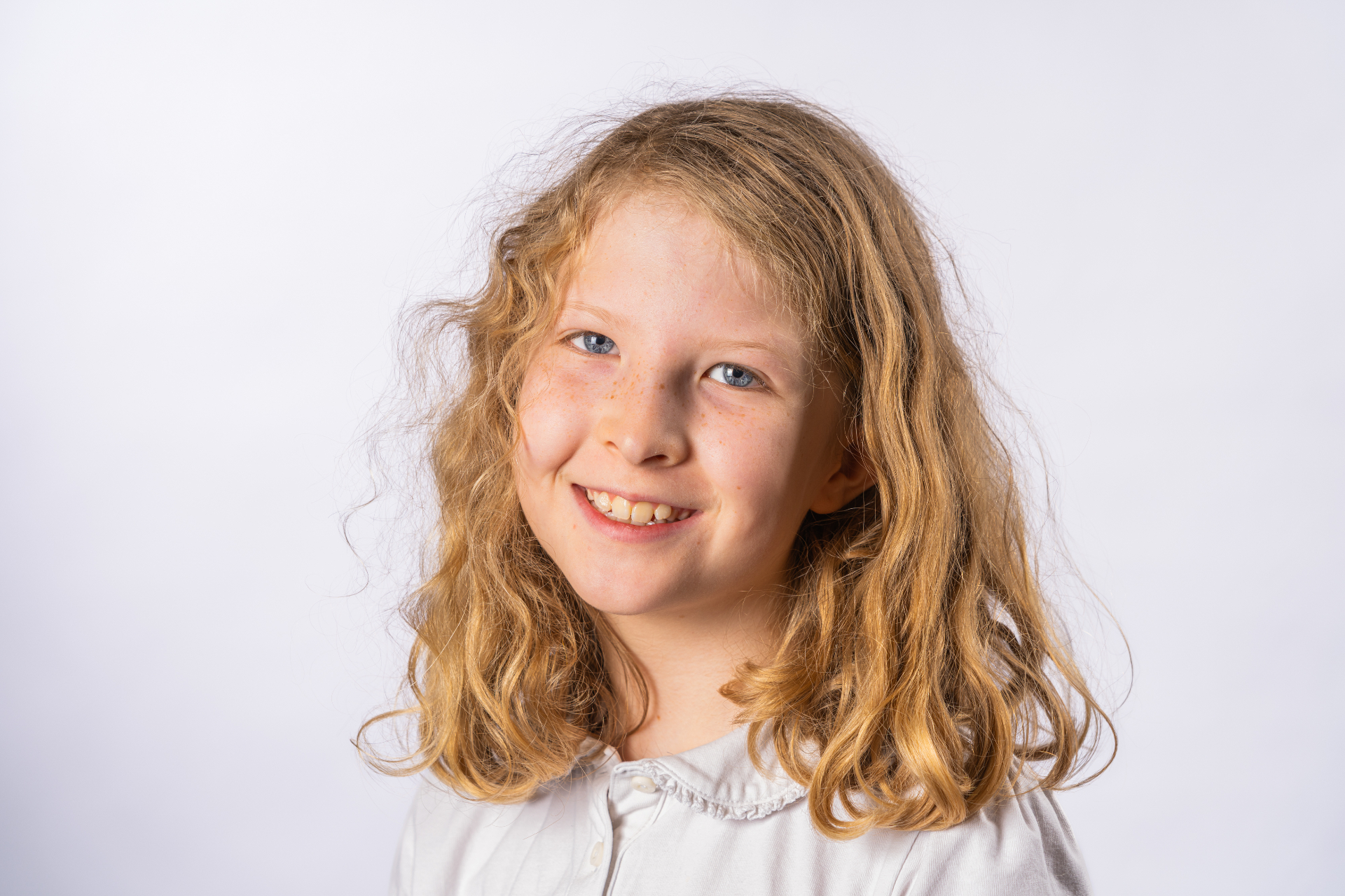 Individual school portrait - girl with wavy blonde hair